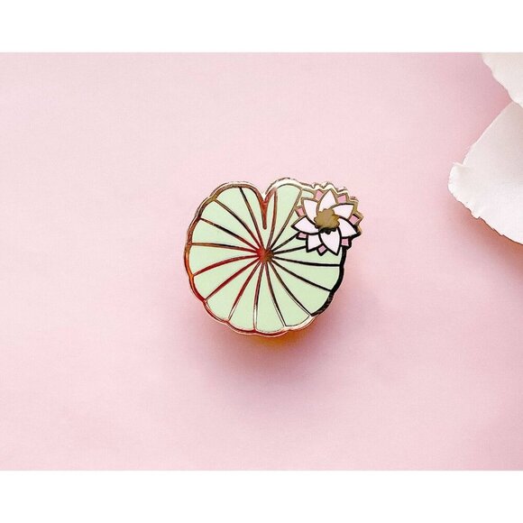 Water Lily Pad Enamel Pin - Gold Plated Brooch - Nature & Garden Jewelry - Picture 6 of 11